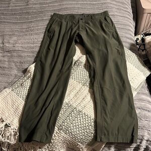 Under Armour Men's green pants